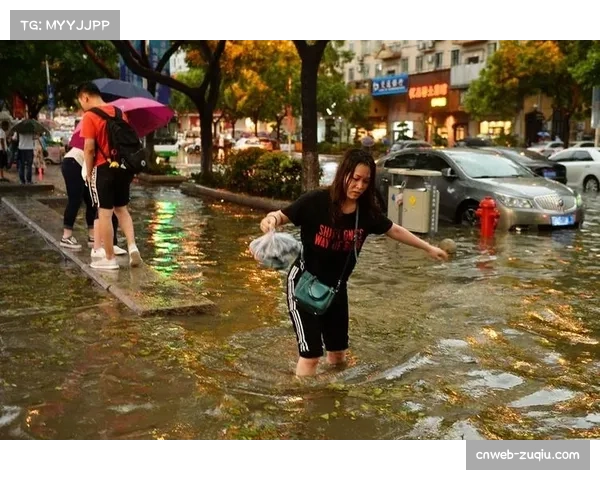 极端天气导致比赛两度中断，球员在暴雨和冰雹中坚持完赛